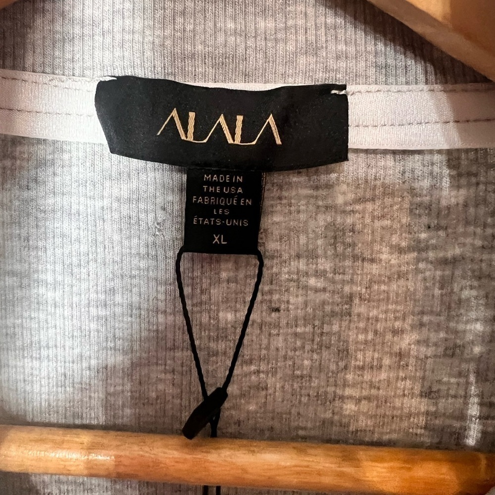 Alala Rise Cropped Zip Up NWT Size XL Retail $135 - Picture 5 of 9